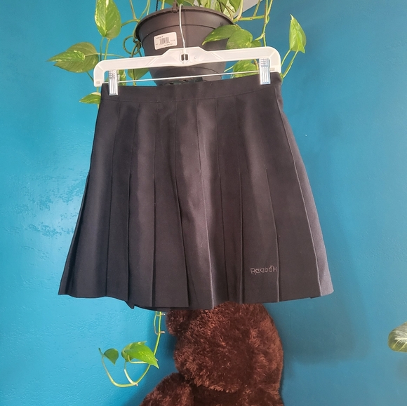 Reebok minimalist pleated black mini tennis skirt, size‎ 8 - Picture 1 of 6